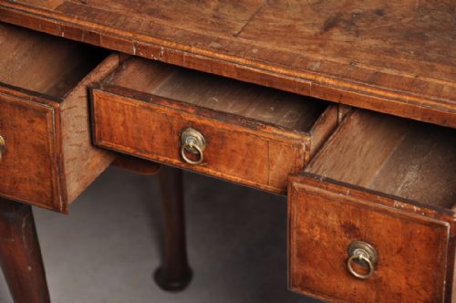 A GEORGE 1ST WALNUT LOWBOY OF SMALL PROPORTIONS - ADDITIONAL PHOTO 3