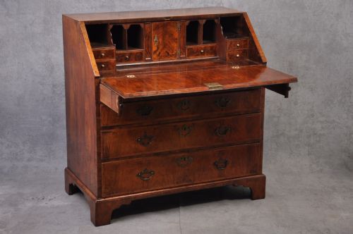 18TH CENTURY WALNUT BUREAU - ADDITIONAL PHOTO 3