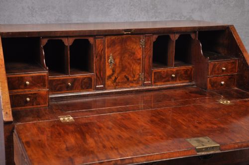 18TH CENTURY WALNUT BUREAU - ADDITIONAL PHOTO 4