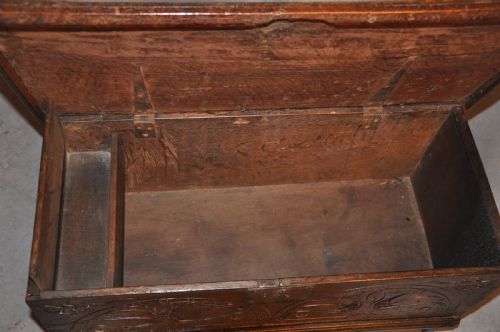 17TH CENTURY OAK COFFER OF SMALL PROPORTIONS - ADDITIONAL PHOTO 4