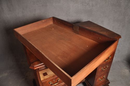18TH CENTURY CHIPPENDALE MAHOGANY KNEEHOLE DESK - ADDITIONAL PHOTO 6