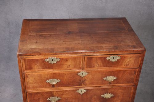 EARLY 18TH CENTURY WALNUT CHEST OF DRAWERS - ADDITIONAL PHOTO 1