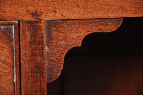 FINE 18TH CENTURY MAHOGANY KNEEHOLE DESK - ADDITIONAL PHOTO 3