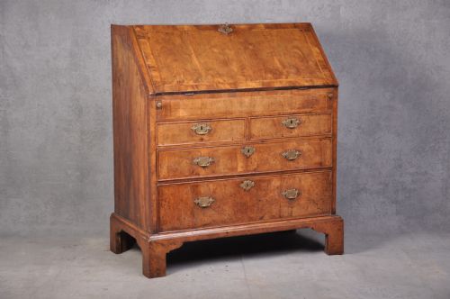 early 18th century walnut bureau - CATEGORY: ANTIQUE BUREAU - DATED 18TH CENTURY