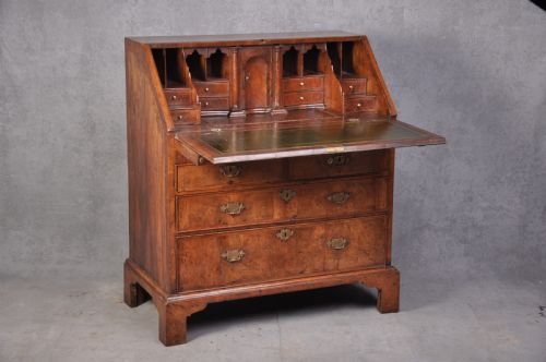 EARLY 18TH CENTURY WALNUT BUREAU - ADDITIONAL PHOTO 1