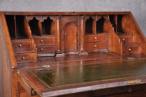 EARLY 18TH CENTURY WALNUT BUREAU - ADDITIONAL PHOTO 2