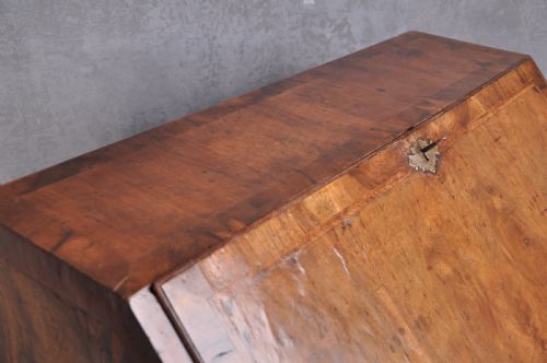 EARLY 18TH CENTURY WALNUT BUREAU - ADDITIONAL PHOTO 7