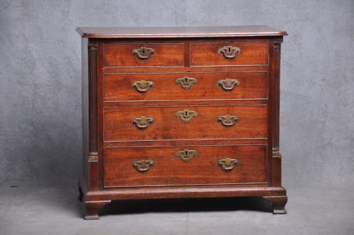 fine 18th century red walnut chest of drawers - CATEGORY: ANTIQUE CHEST OF DRAWERS - DATED 18TH CENTURY