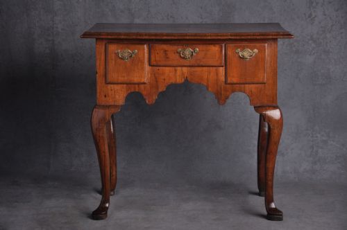 fine queen ann walnut lowboy - CATEGORY: ANTIQUE FURNITURE - DATED 18TH CENTURY