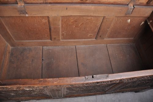 17TH CENTURY OAK COFFER - ADDITIONAL PHOTO 3