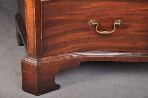 LATE 18TH CENTURY MAHOGANY SERPENTINE CHEST - ADDITIONAL PHOTO 3