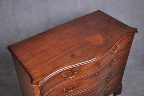 LATE 18TH CENTURY MAHOGANY SERPENTINE CHEST - ADDITIONAL PHOTO 4