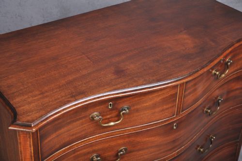 LATE 18TH CENTURY MAHOGANY SERPENTINE CHEST - ADDITIONAL PHOTO 5