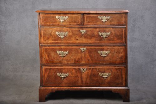 early 18th century walnut chest of drawers - CATEGORY: ANTIQUE CHEST OF DRAWERS - DATED 18TH CENTURY