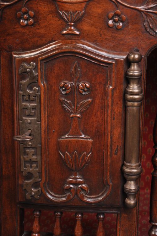 A FINE 18TH CENTURY WALNUT FRENCH PANETTIERE - ADDITIONAL PHOTO 1