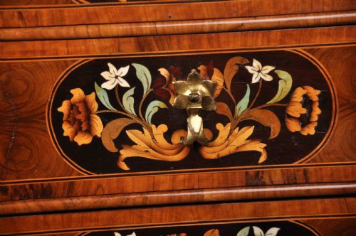 CHARLES II OLIVE OYSTERVENEERED AND FLORAL MARQUETRY CABINET ON STAND - ADDITIONAL PHOTO 8