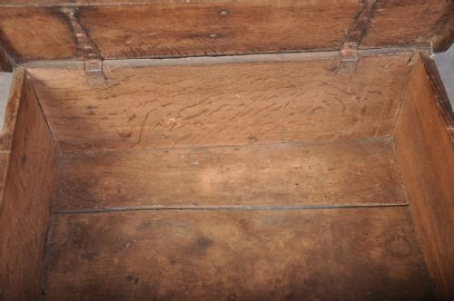17TH CENTURY CARVED OAK BOX - ADDITIONAL PHOTO 6