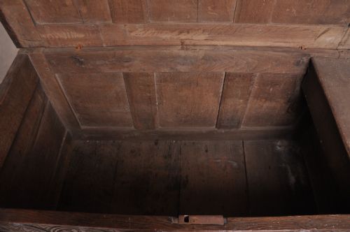 17TH CENTURY OAK COFFER - ADDITIONAL PHOTO 4