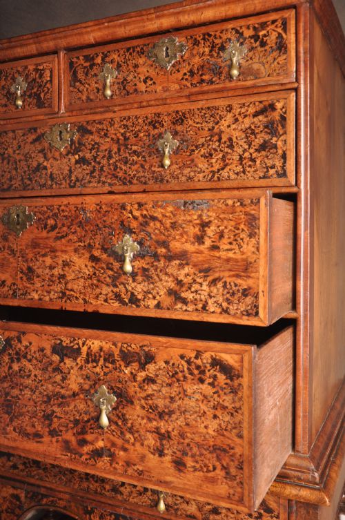 17TH CENTURY MULBERRY CHEST ON STAND - ADDITIONAL PHOTO 7