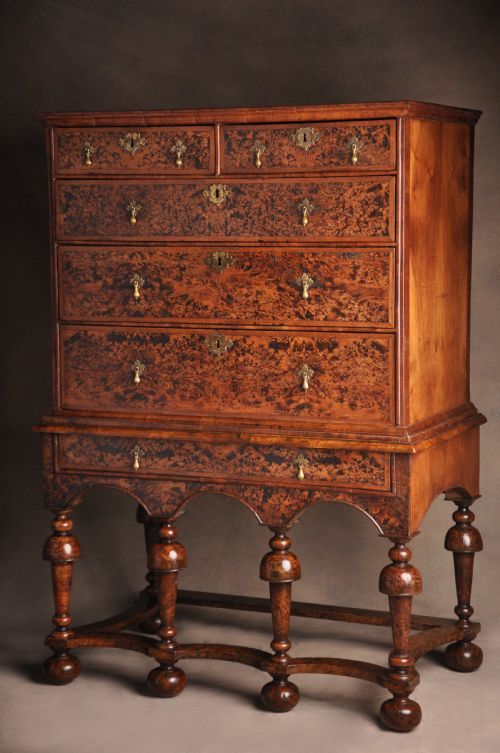 17TH CENTURY MULBERRY CHEST ON STAND - ADDITIONAL PHOTO 11
