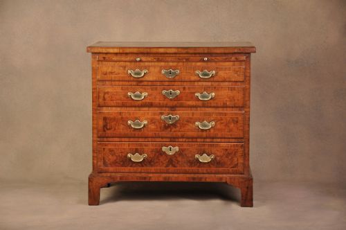 george 1st walnut chest of drawers of small proportions - CATEGORY: ANTIQUE CHEST OF DRAWERS - DATED 18TH CENTURY