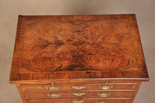 GEORGE 1ST WALNUT CHEST OF DRAWERS OF SMALL PROPORTIONS - ADDITIONAL PHOTO 2