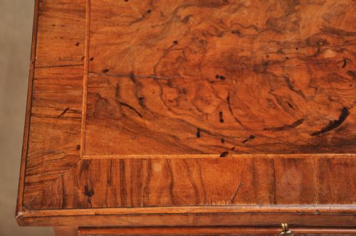 GEORGE 1ST WALNUT CHEST OF DRAWERS OF SMALL PROPORTIONS - ADDITIONAL PHOTO 4