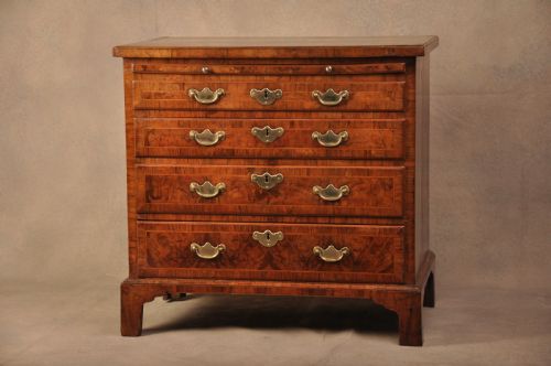 GEORGE 1ST WALNUT CHEST OF DRAWERS OF SMALL PROPORTIONS - ADDITIONAL PHOTO 10