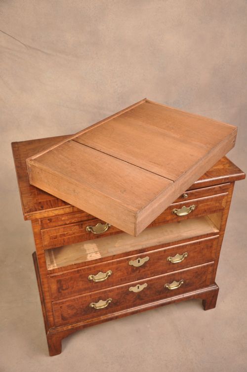 GEORGE 1ST WALNUT CHEST OF DRAWERS OF SMALL PROPORTIONS - ADDITIONAL PHOTO 13