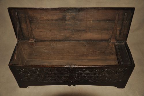 EARLY 16TH CENTURY OAK CHEST - ADDITIONAL PHOTO 2