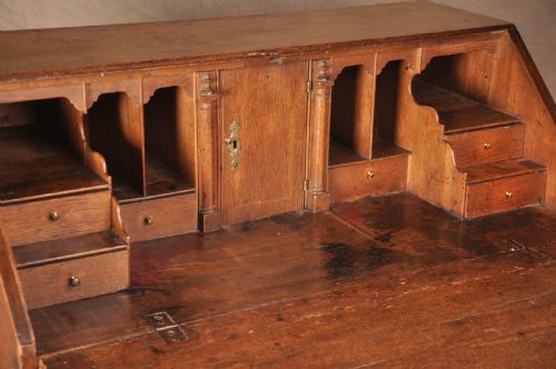 EARLY 18TH CENTURY OAK BUREAU - ADDITIONAL PHOTO 3