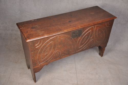 SMALL 17TH CENTURY OAK COFFER - ADDITIONAL PHOTO 1