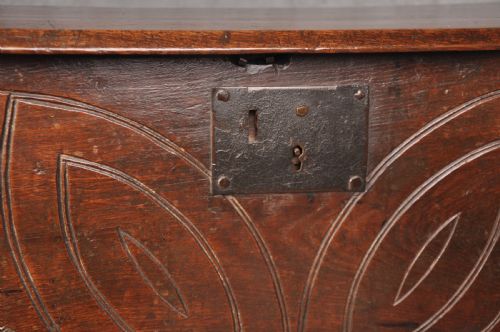 SMALL 17TH CENTURY OAK COFFER - ADDITIONAL PHOTO 2