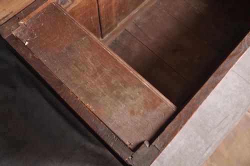 EARLY 17TH CENTURY ARCADED OAK COFFER - ADDITIONAL PHOTO 10