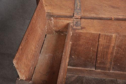 EARLY 17TH CENTURY ARCADED OAK COFFER - ADDITIONAL PHOTO 11