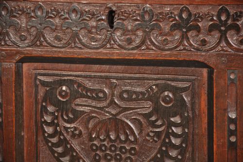 17TH CENTURY PANELLED OAK COFFER - ADDITIONAL PHOTO 4