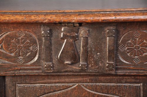 17TH CENTURY OAK COFFER - ADDITIONAL PHOTO 3