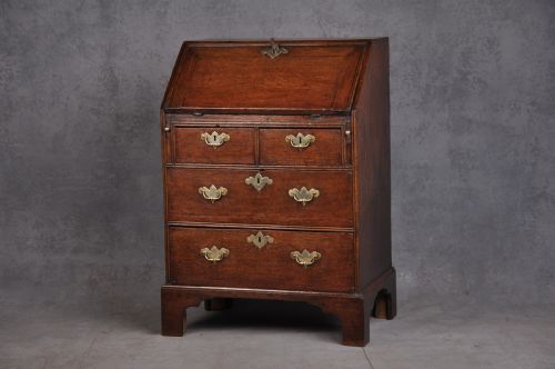small early 18th century oak bureau - CATEGORY: ANTIQUE BUREAU - DATED 18TH CENTURY