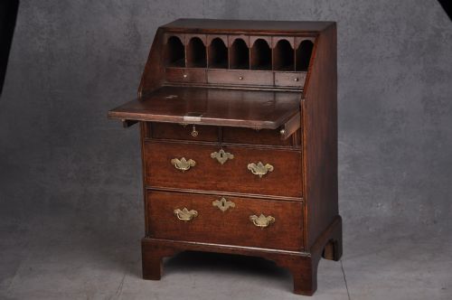 SMALL EARLY 18TH CENTURY OAK BUREAU - ADDITIONAL PHOTO 1