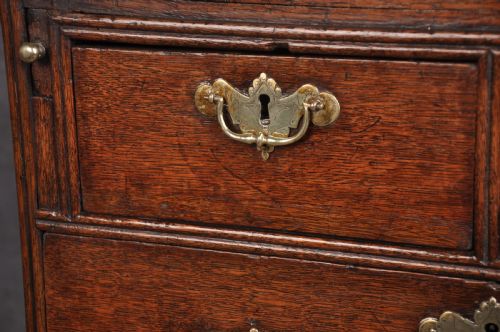 SMALL EARLY 18TH CENTURY OAK BUREAU - ADDITIONAL PHOTO 2