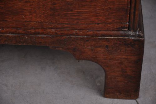 SMALL EARLY 18TH CENTURY OAK BUREAU - ADDITIONAL PHOTO 3