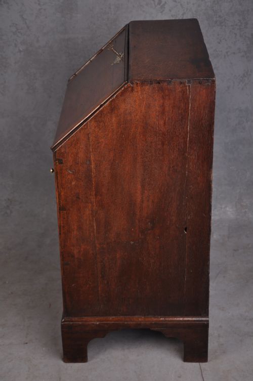 SMALL EARLY 18TH CENTURY OAK BUREAU - ADDITIONAL PHOTO 4