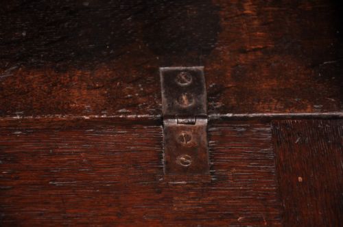 SMALL EARLY 18TH CENTURY OAK BUREAU - ADDITIONAL PHOTO 9