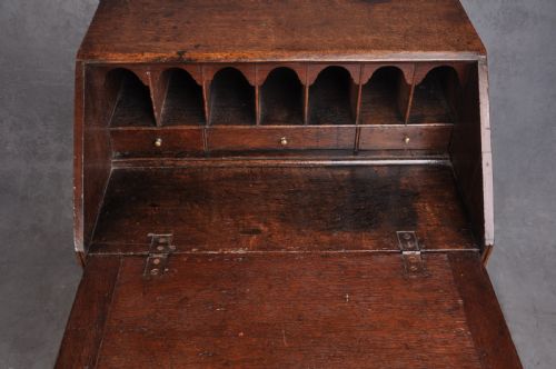 SMALL EARLY 18TH CENTURY OAK BUREAU - ADDITIONAL PHOTO 10