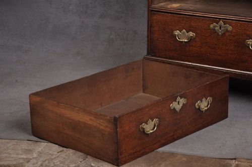 SMALL EARLY 18TH CENTURY OAK BUREAU - ADDITIONAL PHOTO 11