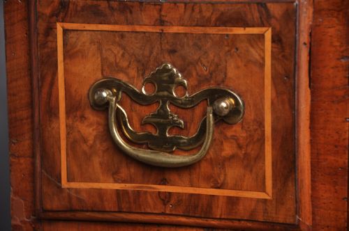 EARLY 18TH CENTURY WALNUT KNEEHOLE DESK - ADDITIONAL PHOTO 2