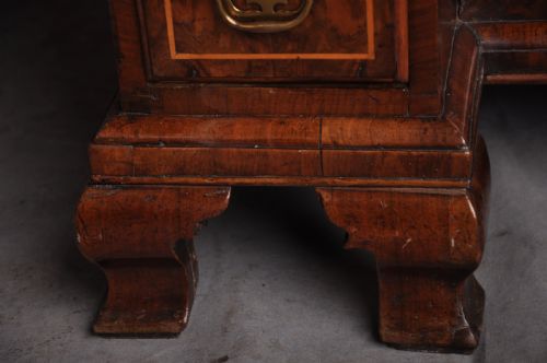 EARLY 18TH CENTURY WALNUT KNEEHOLE DESK - ADDITIONAL PHOTO 5