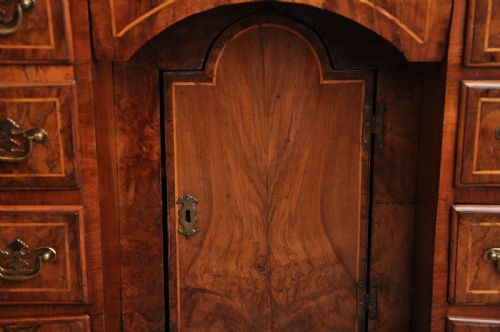 EARLY 18TH CENTURY WALNUT KNEEHOLE DESK - ADDITIONAL PHOTO 6