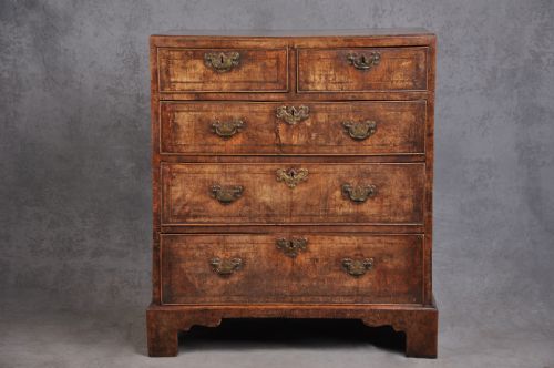 fine early 18th century walnut chest of drawers of small proportions - CATEGORY: ANTIQUE CHEST OF DRAWERS - DATED 18TH CENTURY
