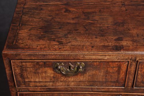 FINE EARLY 18TH CENTURY WALNUT CHEST OF DRAWERS OF SMALL PROPORTIONS - ADDITIONAL PHOTO 2